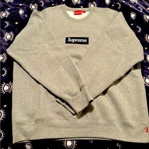 Men’s Supreme sweatshirt authentic